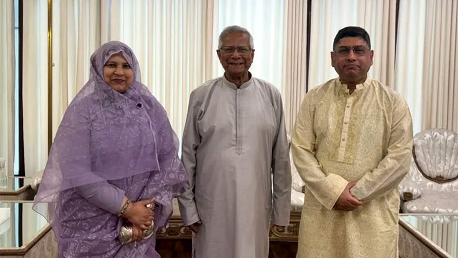 প্রধান উপদেষ্টার সঙ্গে সস্ত্রীক সাক্ষাৎ করেছেন সেনাপ্রধান